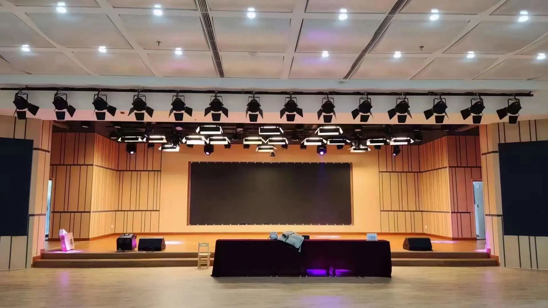 美狮贵宾会专业灯光音响扩声系统工程产品效劳于某学校礼堂！