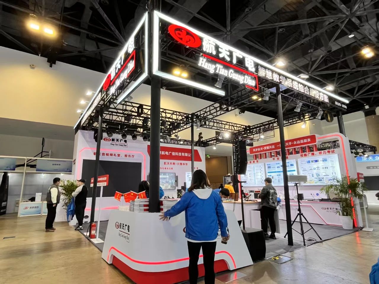 【现场火爆】第34届北京教育装备展示会，，接待您到美狮贵宾会展位旅行交流，，相助共赢！